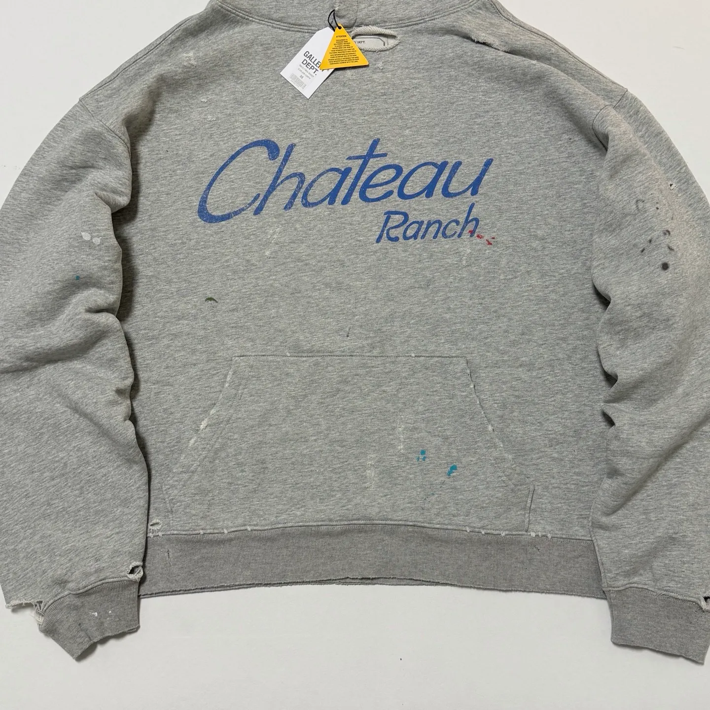 GALLERY DEPT. CHATEAU RANCH HOODIE/HEATER GRAY Horseshoe Winery Splashed Ink Destroyed Hoodie Washed Gray S-XL Assute Reactive Dyes Ready-made Horseshoe Fading Process Post-Fry Color Processing Super Heavy and Cumbersome Too Many Cuts and Hanging Wormhole Destruction Process➕Hand-Splashed Ink Very Time-consuming and Labor-intensive Correct Version Original Main Mark➕Large Main Mark➕Yellow Wash Mark The original BOXY short and wide version has not been changed at all. God-cut. Authentic level printing process. Post-washing treatment to show natural aging effect.